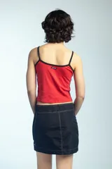 Musculosa roja con tirantes finos negros y ribetes negros en el escote.