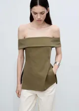 Top color verde oliva, con escote off-shoulder, sin mangas y corte entallado.