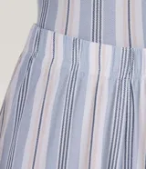 Pijama largo de dos piezas con estampado de rayas verticales en tonos azul, blanco y rosa. La blusa es de manga larga con cuello redondo y puños ajustados en ribana azul. El pantalón es largo, con cintura elástica y puños ajustados en ribana azul.