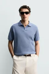 Polo de manga corta color azul con estructura piqué, cuello solapa y cierre frontal de dos botones. Cuenta con acabados en rib en cuello, mangas y ruedo.