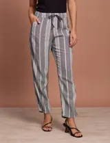 Pantalón celeste de lino marca Dash, con pretina elastizada, lazo de ajuste y bolsillos delanteros y traseros.