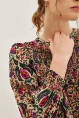 Camisa de algodón con estampado floral y paisley, de corte holgado, con mangas largas abullonadas y detalle de fruncido en el pecho.