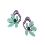 Par de aros colgantes con forma de flor color celeste y centro plateado, unidos a un aro irregular color lila.