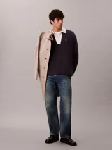 Sweater oversize de punto azul marino con cuello johnny y solapas en contraste color blanco, de manga larga, con logo de Calvin Klein bordado en el pecho.