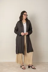 Túnica italiana larga de satén de seda color gris oscuro, de corte suelto con bolsillos laterales.