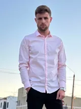 Camisa de manga larga color rosado, con cuello camisero y cierre frontal de botones.