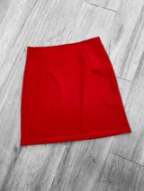 Minifalda roja de corte recto.