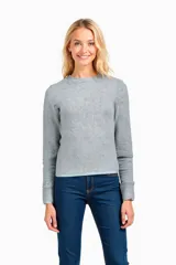 Buzo gris de manga larga con cuello redondo y textura sutil.