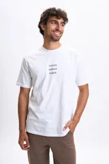 Remera de manga corta color blanco con estampado frontal que dice "CLEAN URBAN VIBES" en color marrón.