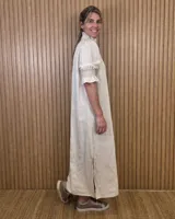 Vestido midi marrón con textura sutil, cuello alto fruncido, cierre frontal con botones y mangas cortas abullonadas con elástico.