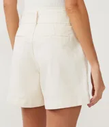 Short de cintura media color crudo, con cinturón de lazo y bolsillos laterales.