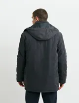 Campera Harrington de color azul oscuro, con cierre frontal y botones a presión, cuello alto y bolsillos laterales.