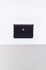 Monedero de cuero negro texturizado, de formato rectangular tipo sobre, con solapa curva y cierre frontal de botón a presión metálico dorado.