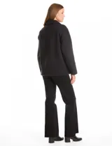 Sobrecamisa de tejido sherpa color verde oscuro, con cuello de solapa, cierre frontal con botones y bolsillos delanteros.