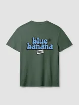 Camiseta de manga corta color verde militar, de corte regular fit y confeccionada en algodón orgánico. Presenta un estampado gráfico grande en la espalda con el texto 'blue banana' en tonos celestes y oscuros, acompañado de un pequeño recuadro blanco con inscripciones.