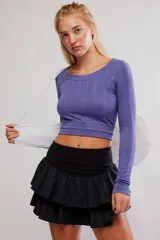 Skort corto de color blanco con diseño de doble vuelo y volados escalonados en la falda.