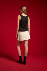 Musculosa blanca de corte ajustado, con cuello redondo y diseño sin mangas.