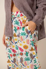 Pantalón ancho estampado a cuadros multicolor, con cintura elástica y cordón ajustable. Cuenta con bolsillos laterales.
