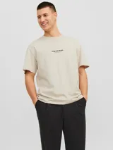 Remera de manga corta y cuello redondo con calce relajado. Presenta un estampado en relieve en el centro del pecho con la inscripción Originals Studio. Confeccionada en tejido de algodón.