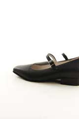Zapato Mary Jane de cuero negro con punta cuadrada y tira del empeine ajustable con hebilla metálica.