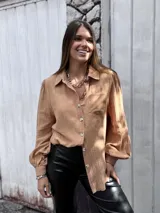 Camisa color beige de muselina con bordado en la parte delantera y mangas globo.