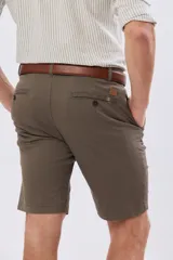 Bermuda clásica azul marino confeccionada en gabardina liviana de algodón con elastano, de corte recto y diseño liso.