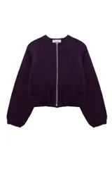 Campera bomber corta de pana color violeta, con cierre frontal de cremallera, cuello redondo y mangas largas con puños elásticos.