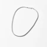 Cadena plateada de acero con eslabones tipo espiga.