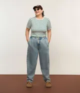 Pantalón de jean celeste, modelo balloon con cintura fija, trabillas, cierre tradicional, pliegues y bolsillos tipo cuchillo.