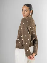 Cardigan tejido color marrón, con botones frontales y estampado de lunares blancos.