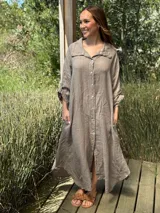 Vestido camisero amplio y largo color marrón chocolate, fabricado en Italia, con botones de nácar, cuello camisero y bolsillos laterales.