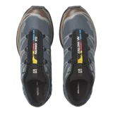 Championes Salomon XT-6, calzado de trail running adaptado para uso urbano. Diseño en color negro, gris, rojo y blanco, con sistema de cordones de ajuste rápido Quicklace y suela de gran tracción.