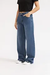 Jeans de mezclilla de corte wide leg, tiro medio y color azul medio con costuras en tono caramelo.