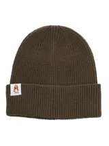 Gorro tipo beanie de punto acanalado en color marrón, con dobladillo y parche frontal con el logo de la marca Hush Puppies.