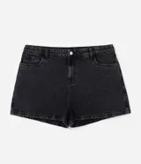Short mom de jean color negro con lavado marmolado, cintura alta y calce holgado, con bolsillos funcionales y cierre frontal con botón y cremallera.
