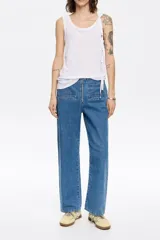 Pantalón denim de corte recto con largo tobillero, cierre frontal con cremallera metálica y bolsillos falsos con vivo.