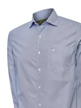 Camisa de vestir de hombre a rayas verticales azules y blancas, de corte regular fit, con cuello italiano, cierre con botones y bolsillo en el pecho con logo bordado.