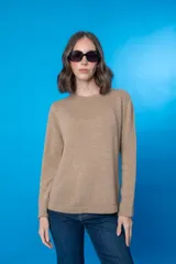 Sweater celeste de tejido de punto liso, con cuello redondo y mangas largas.