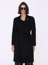 Tapado trench negro con vivo al tono, corte clásico, largo hasta la rodilla y cinturón con trabillas.