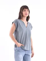 Blusa de manga corta, color azul grisáceo, con escote en V y pliegues frontales que le dan caída.