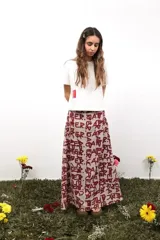 Falda larga de gasa con estampado de lunares grandes en tonos marrón y verde lima. Presenta un diseño de doble tela con caída fluida y cierre lateral oculto.