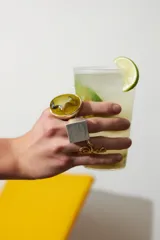 Anillo ajustable con montura cuadrada de gran tamaño y acabado mate o satinado. La banda del anillo es articulada o elástica, permitiendo un ajuste universal.