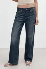 Jeans de mezclilla de tiro medio con cinco bolsillos, diseño relaxed fit de corte recto y amplio, con efecto lavado y desgaste frontal.