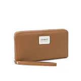Billetera larga con cierre perimetral, confeccionada en material sintético texturizado color mostaza. Cuenta con correa de mano extraíble y placa metálica con logo de la marca en el frente.