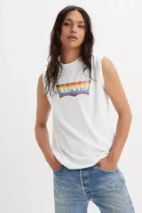 Musculosa blanca de algodón con logo Levi's en el pecho con los colores del arcoíris.