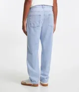 Pantalón baggy jeans color negro, con cierre de botón y cremallera, y bolsillos. Confeccionado en tejido de jean 100% algodón.