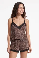 Pijama set Rufi de satén con estampado animal print tipo leopardo, compuesto por una musculosa con tirantes regulables y detalle de encaje negro en el escote, y un short con elástico en la cintura y terminación de encaje negro en el ruedo.