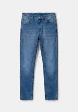 Pantalón vaquero de corte ajustado en color azul medio, con diseño clásico de cinco bolsillos, cierre de botón y cremallera.