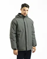 Campera de invierno color negro, con capucha acolchada ajustable, cierre frontal protegido por solapa con botones a presión, bolsillos laterales y puños regulables con velcro.