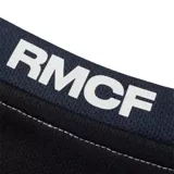 Camiseta de fútbol azul marino para niño, con cuello redondo y mangas cortas. Presenta el escudo del Real Madrid bordado en el pecho y detalles de líneas diagonales en el tejido.